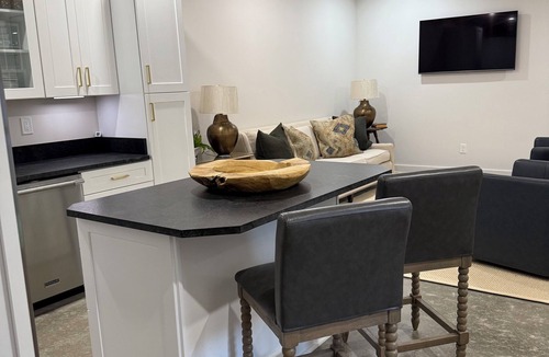 Oxford Cottage | New 3BR/2BA - Walk to Square. Ideal for Game Day & Family Stays