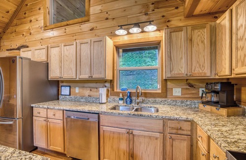 Epworth Cabin | NEW! - Fish the CREEK/Mountain VIEWS/mini-GOLF/hot tub/3 acres/Dog friendly