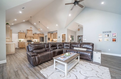 Rockwell House | New Hot Springs Lakehouse with Double Stall Dock & Boat for Rent!