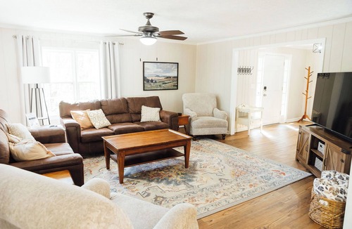 Dahlonega House | NEW HotTub! Spacious cottage convenient to town, wineries & outdoor adventures!