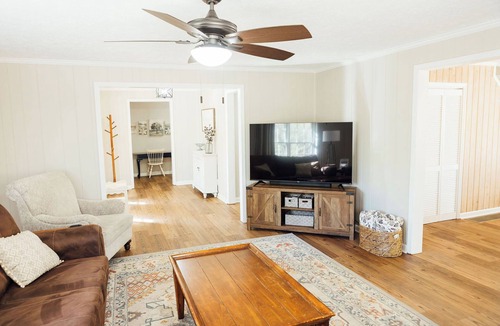 Dahlonega House | NEW HotTub! Spacious cottage convenient to town, wineries & outdoor adventures!