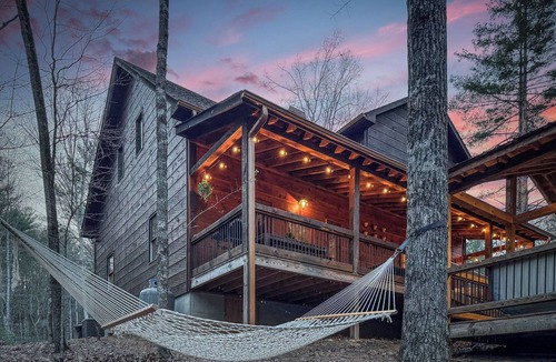 Epworth Cabin | New Listing Discount! Modern. Arcade Games. Ping Pong.Jacuzzi. Fire.King Beds