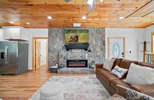 Ellijay House | New Listing - Luxurious Mountain Home for 8 with amenities