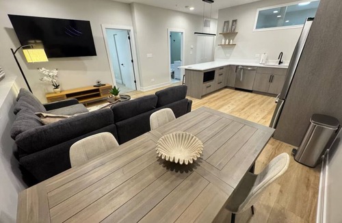 Brookfield Apartment | New Luxury 3BR - Steps to Downtown and Metra
