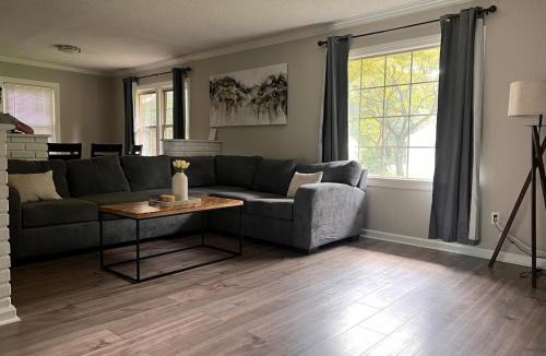 Taylors House | New Modern Lux Large Home 10MIN Downtown Sleeps 12