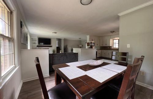 Taylors House | New Modern Lux Large Home 10MIN Downtown Sleeps 12