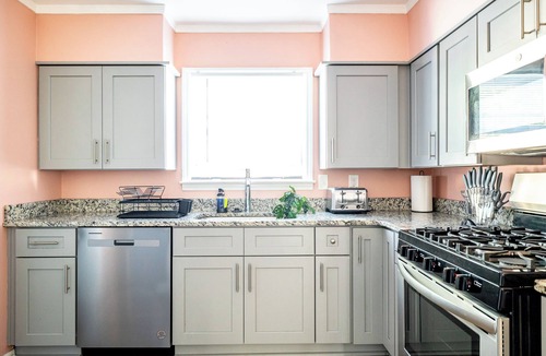 Memphis House | *NEW* Popcorn & Pacmac | Delightful Memphis gem