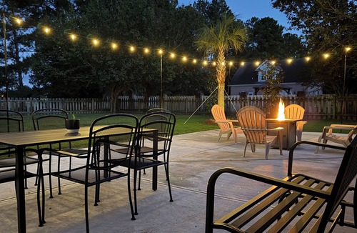 Rincon House | NEW - Southern Oaks Retreat - King Suite, Theater, Massage Chair - LUXURY STAY