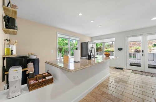Woodstock Apartment | NEW, Tennis, Golf, Game Room, Gym, 10 min drive from Lake Allatoona & DT, Fall!