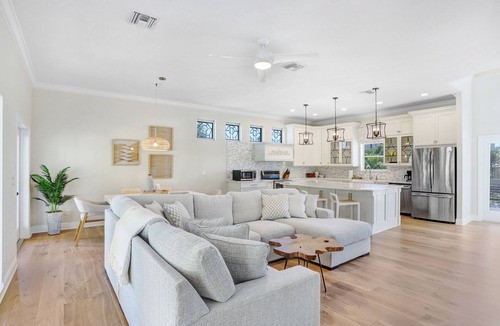 Redington Beach House | 🌴☀️New Vacation Home! Steps from Beach! 4/2.5, Sleeps 8 ☀️🌴