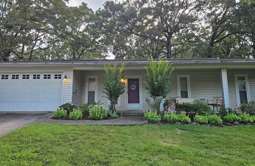 Sherwood House | NEW Violet's Dream. A Soft Place To Land. Charming, quiet 3-bed Sherwood home.
