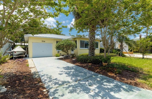 Boardwalk House | Newly remodeled beach cottage - one block from Flagler Ave & 2 blocks from beach