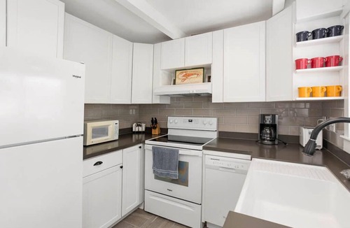 Saint Simons Island Cottage | Newly Renovated 2 Bedroom Cottage! One block to Beach! Walk to King & Prince!