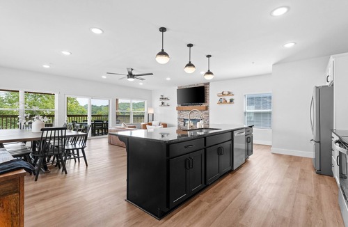 Indian Point Cabin | Next to SDC! Modern Lodge w/Indoor Pool