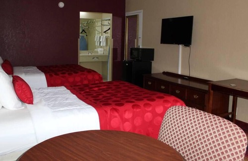 Perry House | Non-smoking Two Doubles 1st Floor Room at FairBridge Inn Express Perry