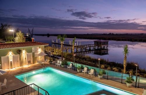 Darien Hotel | Oaks on the River