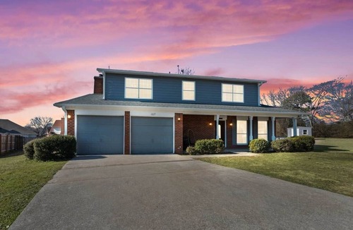 Madison House | Oasis 5BR Farmhouse Retreat