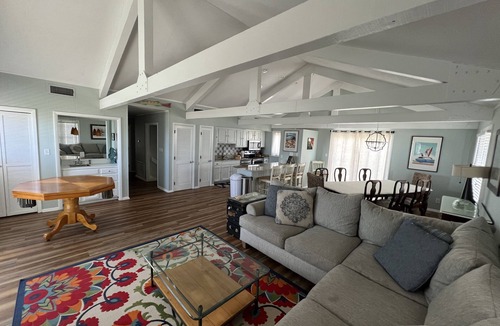Emerald Isle Cottage | Ocean front 6BR with pool & hot tub