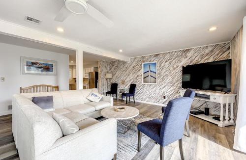 Sea Dunes House | Ocean view townhome overlooking pool - Car Free Beach - Sea Dune Green Turtle C-10