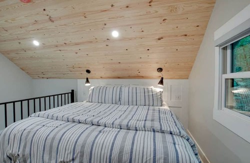 Groveoak Cabin | Off-grid Tree House Suitable for Four in Alabama