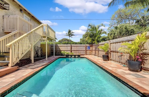 Lake Worth Cottage | One Bedroom Cottage with Heated Communal Pool - 2mi. from Beach