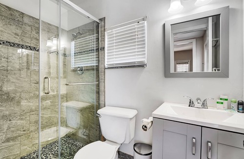 Lake Worth Cottage | One Bedroom Cottage with Heated Communal Pool - 2mi. from Beach