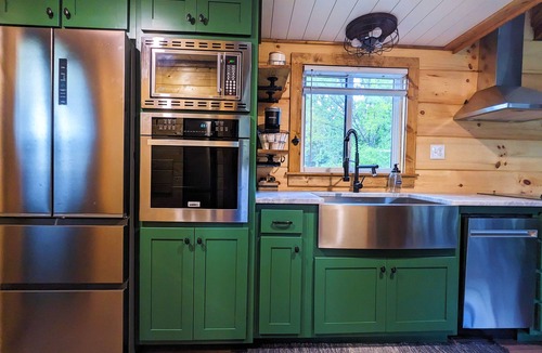 Scaly Mountain Cabin | ONYX OWL CABIN: Private Hot Tub⁘Fire Pit⁘Heated Patio⁘Vineyard⁘Hiking⁘Golf