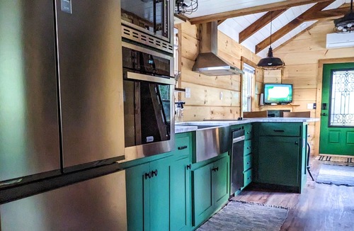 Scaly Mountain Cabin | ONYX OWL CABIN: Private Hot Tub⁘Fire Pit⁘Heated Patio⁘Vineyard⁘Hiking⁘Golf