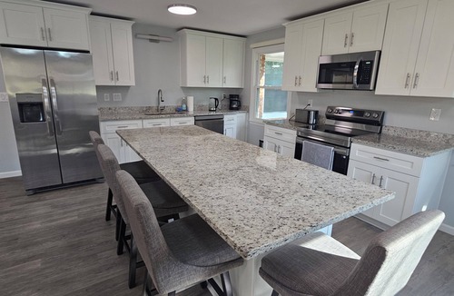 Augusta House | Open Floor Plan - Great for Extended Stays - 5BR