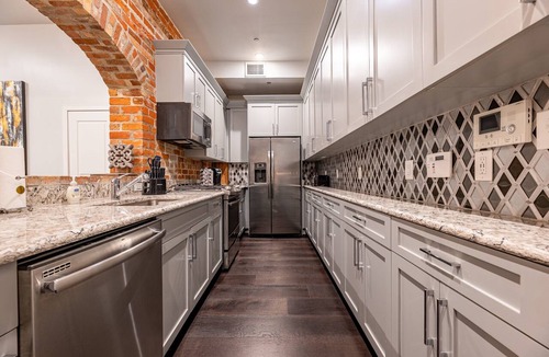 Central Business District Apartment | 🌙 Oversized Downtown Condo with Private Terrace🌙 - The Crescent