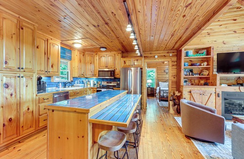 Ranger Cabin | 'Owl's Nest' Pet-Friendly Cabin w/Private Hot Tub
