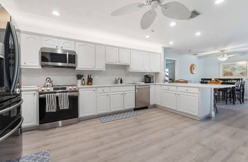 North Palm Beach Apartment | Palm Beach Gardens. Coastal Living in Spacious 3 Bdr. Close to Juno & Jupiter.