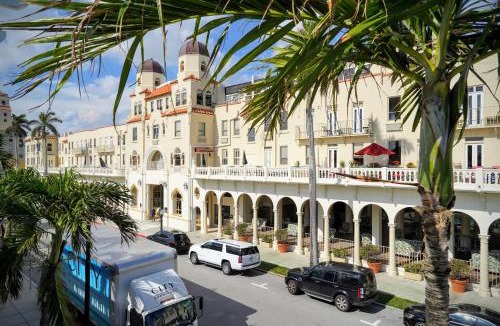 Palm Beach Hotel | Palm Beach Hotel with Juliette Balconies! 2 blocks from beach! Historic Landmark