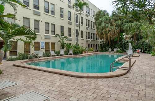 Palm Beach Apartment | 🏝Palm Beach Island Condo-Hotel Room Walk to Beach 🏖