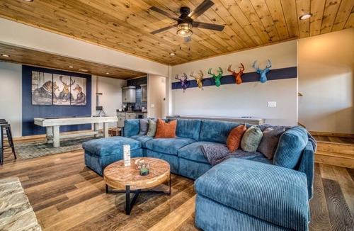 East Ellijay Cabin | Panoramic Mountain & Sunset View · 3 King Suites · Sauna · XL Hot Tub · Fire Pit