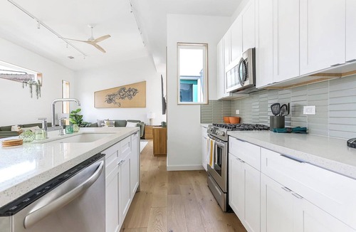 Faubourg Lafayette House | Paradise | Private Hot Tub + Shared Heated Pool