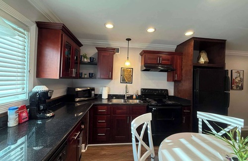 Highlands - Perkins Apartment | Parking | 5 min downtown | WD | TV bedroom | Pool