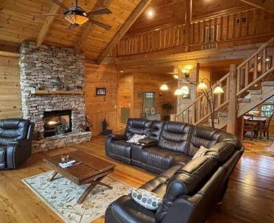 Tellico Plains House | Parkland, Deluxe Log Cabin, a Hot Tub and a Lake!