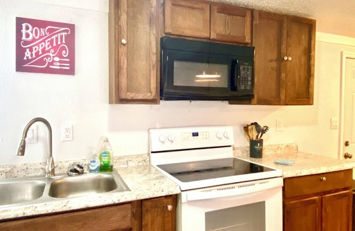 Fort White House | Parks, Springs, Nature getaway 3-bedroom mobile home WiFi, AC in l Fort White
