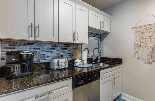 Midtown Condo | *Parkside KING SUITE in Midtown with FREE parking*