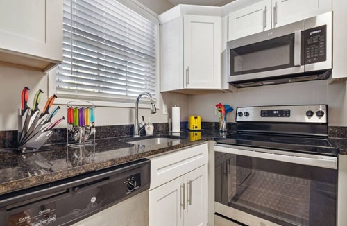 Midtown Apartment | *Parkside KING SUITE in Midtown with FREE parking*