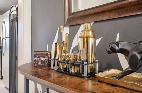 Midtown Apartment | *Parkside KING SUITE in Midtown with FREE parking*