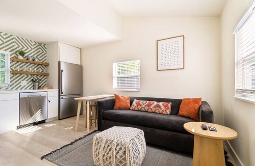 Middle River Terrace Cottage | “Pastel home”Coastal vibes! Near beach/ports!