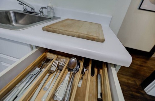 Midtown Apartment | PB 2 · 1900`s Historic Getaway - Prime Midtown Location!