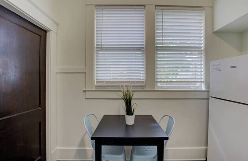Midtown Apartment | PB 2 · 1900`s Historic Getaway - Prime Midtown Location!
