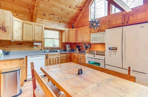 Epworth Cabin | Peaceful Cabin w/Hot Tub: 11 Mi to Blue Ridge!