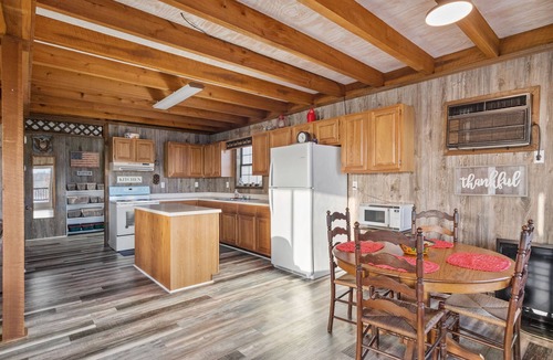 Waverly Cabin | Peaceful cabin with a lovely view of the TN river-the PERFECT weekend getaway!