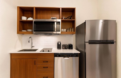 Newnan Hotel | Peaceful Group Stay! 3 Comfy Suites w/Full Kitchen, Gym Access & Free Parking!
