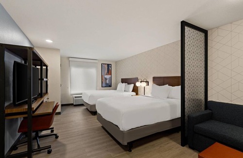 Newnan Hotel | Peaceful Group Stay! 3 Comfy Suites w/Full Kitchen, Gym Access & Free Parking!
