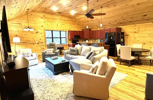 Oxford Cabin | Peaceful guest house just 10 miles from the charming Oxford Square.